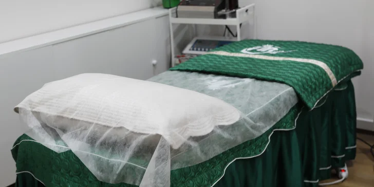 Obočí je tetováno pudrovou metodou, která vytváří přirozený a jemný efekt.