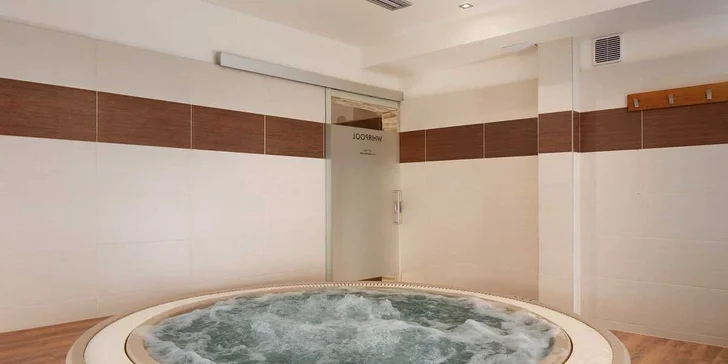 90 minut romantiky ve dvou: privátní sauna a vířivka, sekt i mísa ovoce