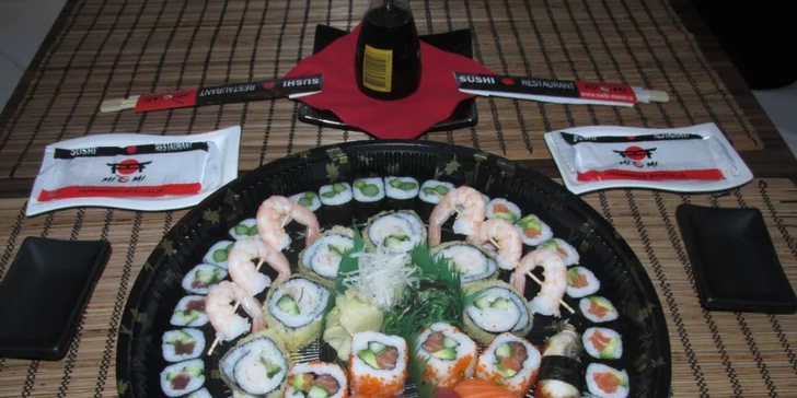 54 kousků sushi pro 2 osoby: krevety, losos, úhoř, chřest i tuňák