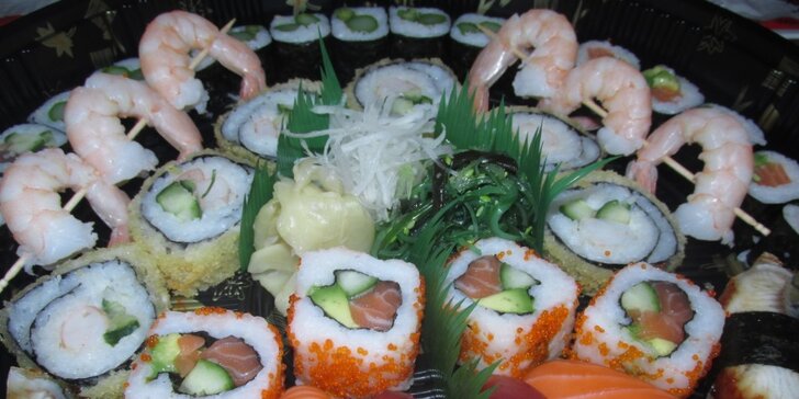 54 kousků sushi pro 2 osoby: krevety, losos, úhoř, chřest i tuňák