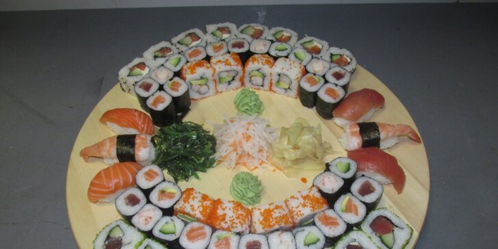 Pořádně pestrý set se 62 kousky sushi: kreveta, losos i avokádo