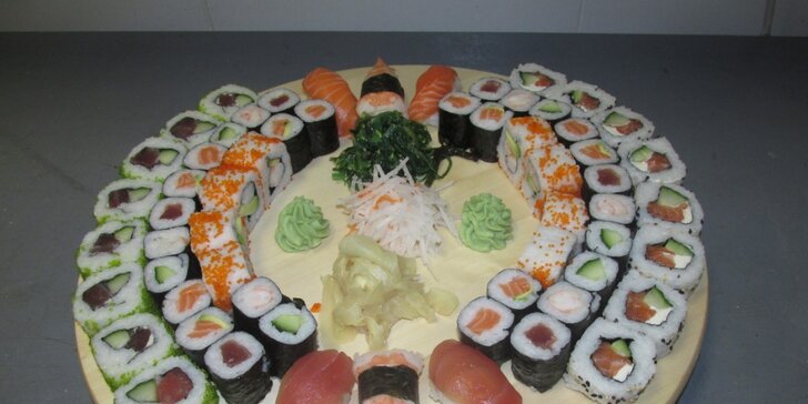 Pořádně pestrý set se 62 kousky sushi: krevety, losos i avokádo