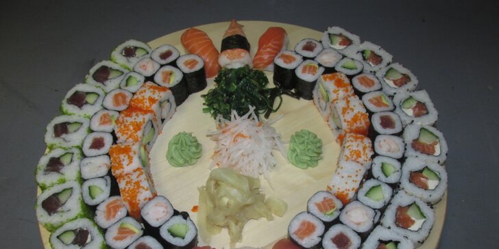 Pořádně pestrý set se 62 kousky sushi: krevety, losos i avokádo
