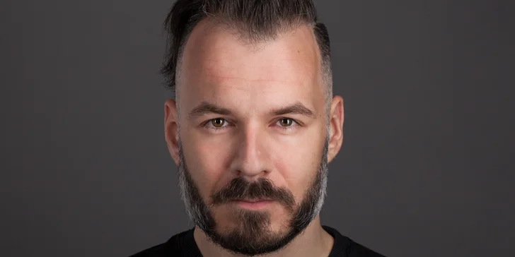 Ateliérové focení business headshotů a portrétu pro jednoho