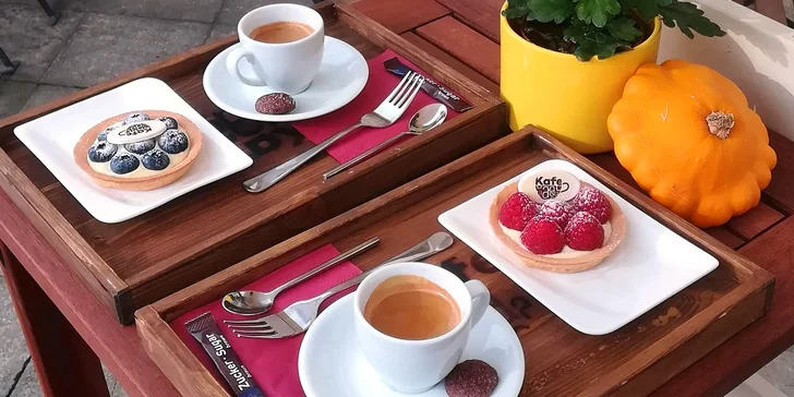 Káva a sladká tartaleta pro 2 osoby v klidné kavárně Kafe A