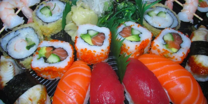 54 kousků sushi pro 2 osoby: krevety, losos, úhoř, chřest i tuňák