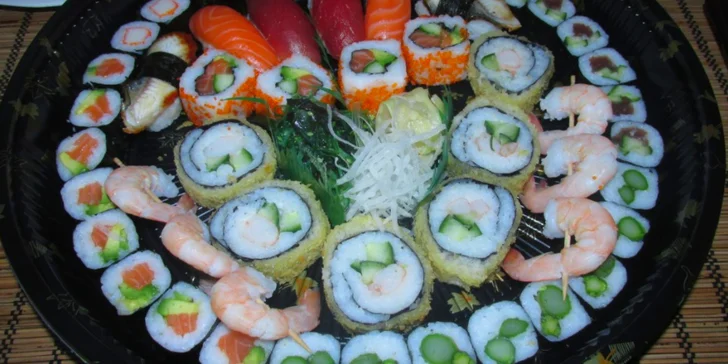54 kousků sushi pro 2 osoby: krevety, losos, úhoř, chřest i tuňák
