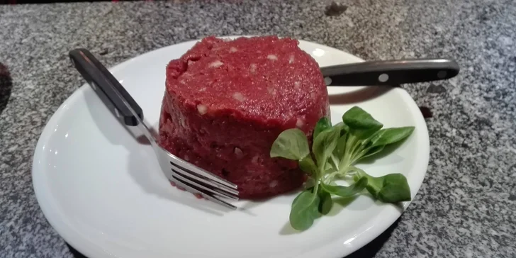 Tatarák ve sklepní hospůdce: 300 či 500 g pochoutky z pravé hovězí svíčkové