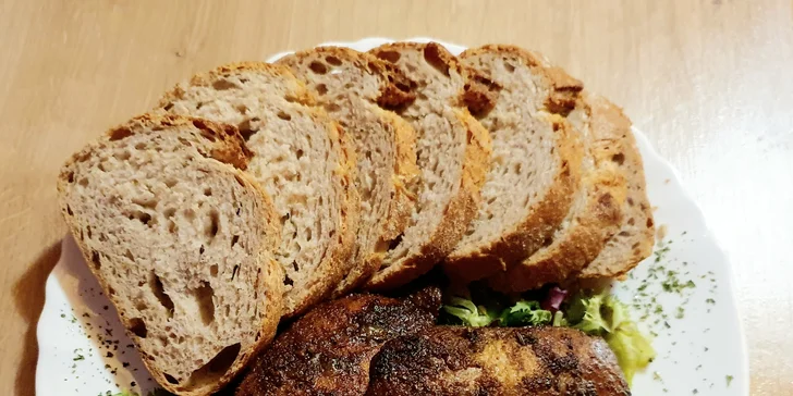 Kachní prsa se podávají s loveckým salátem a chlebem. 