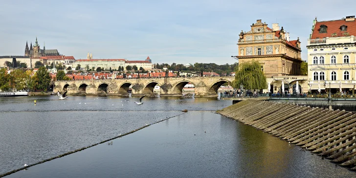 Nalodíte se v ulici Na Františku a z paluby se pak budete kochat pohledem na Hradčany, Národní divadlo, Karlův most a historické centrum Prahy. 