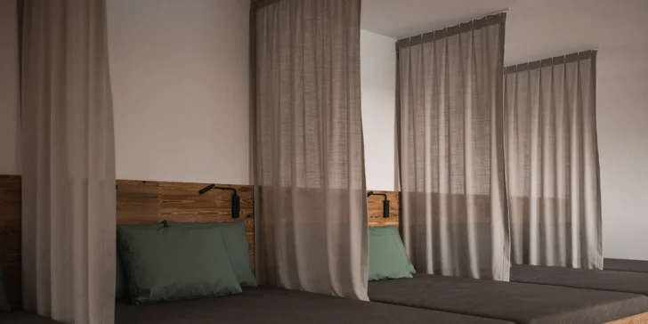 Župan a ručník do wellness budete mít připravené na pokoji, pantofle do wellness si můžete na místě přikoupit. 