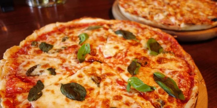 Dvě pizzy dle výběru na hudebním večeru v restauraci Bristol