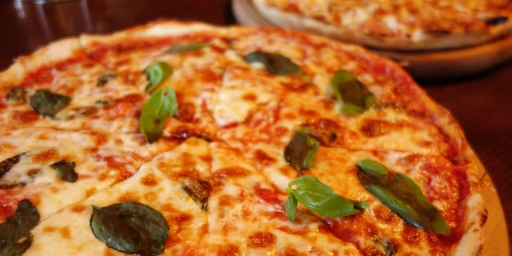 Dvě pizzy dle výběru na hudebním večeru v restauraci Bristol