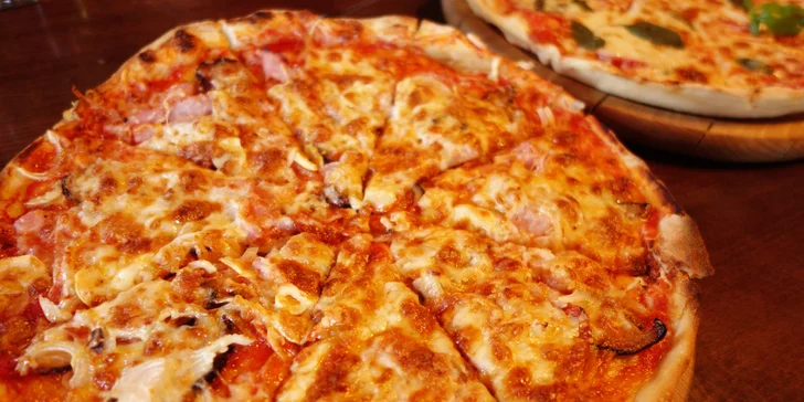 Dvě pizzy dle výběru na hudebním večeru v restauraci Bristol