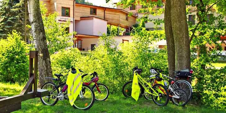 Okolí je skvělým místem pro cyklisty, prochází tudy dvě dálkové cyklotrasy.