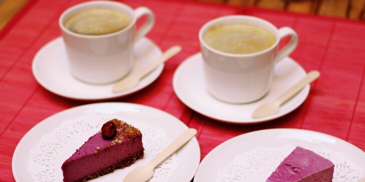 Zdravý raw dort a káva pro jednoho nebo dva v centru Olomouce