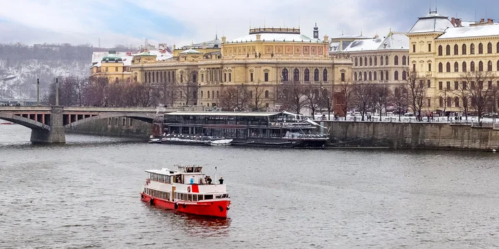 Vyhlídkové, polední a večerní plavby po Vltavě, některé i s rautem a hudbou