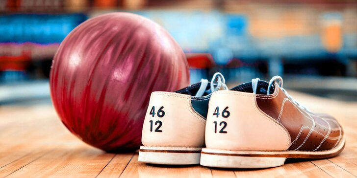 S partou či rodinou na bowling: 110 minut hry až pro 8 osob a kilo řízečků