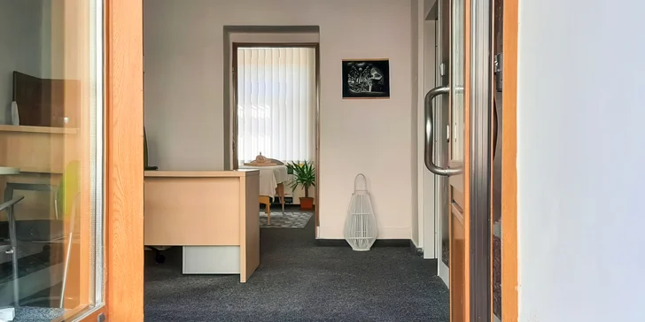 Procedura spojuje relaxační masáž se zábalem na uvolnění svalů. 