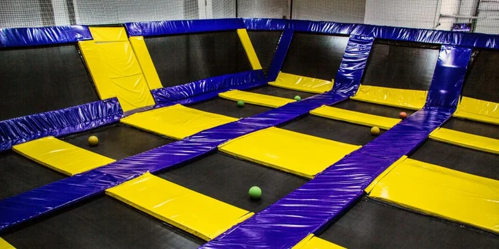 Hodina řádění v JumpParku Jarov: trampolíny, pěnový bazén a další atrakce, pondělí až čtvrtek