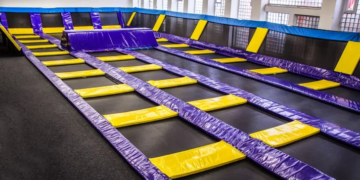 Hodina na trampolínách v JumpParku Jarov: pěnový bazén a další atrakce