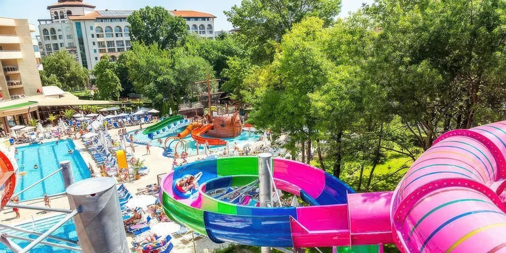 Tady se dny měří počtem sjezdů na tobogánech, chutí čerstvé pizzy přímo u vody a bezstarostným rytmem all inclusive. 