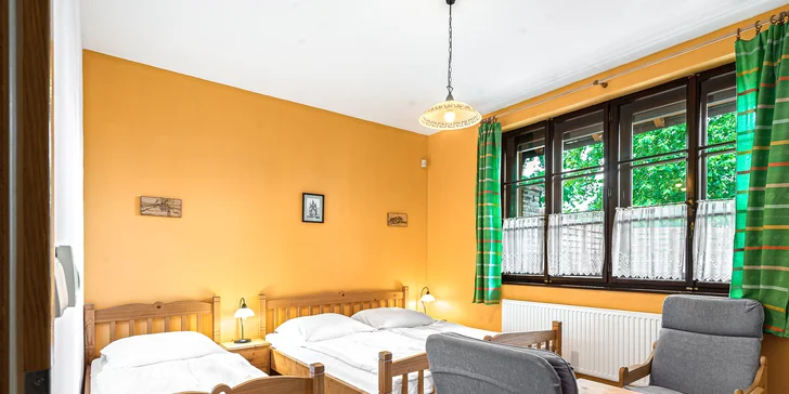 V izbách je aj chladnička a mikrovlnná rúra, apartmány majú oddelené spálne, obývaciu časť a kuchynku.