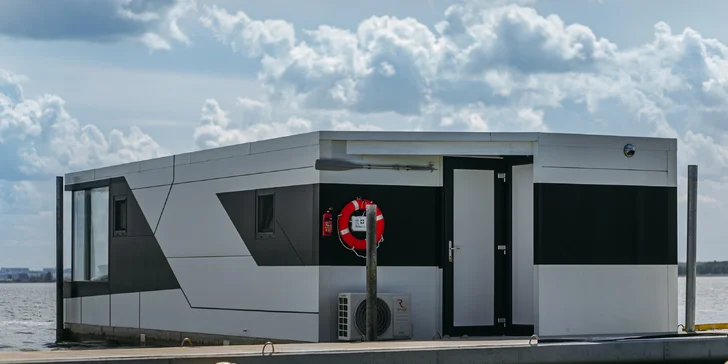 Některé houseboaty mají vlastní motorový člun, případně máte v ceně jeho půjčení na jednu hodinu. 