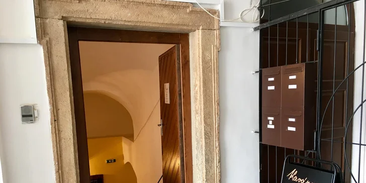 Valentýnské posezení v centru města: prkénko dobrot a perlivé víno pro 2