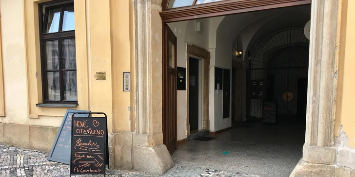 Valentýnské posezení v centru města: prkénko dobrot a perlivé víno pro 2