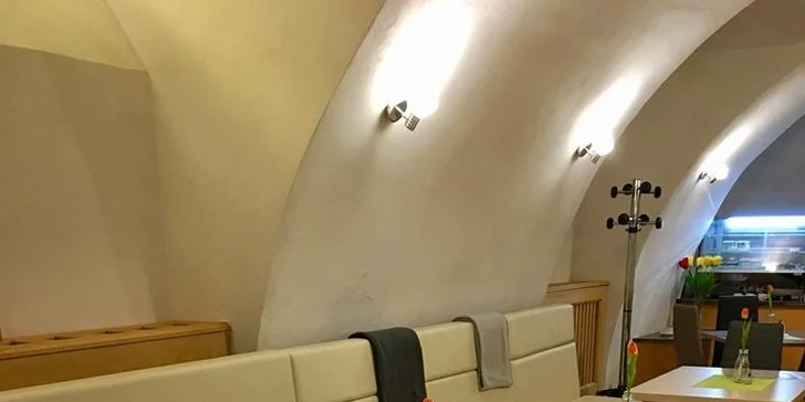 Dobroty přímo v centru města: prkénko plné delikates a láhev vína Fangalo