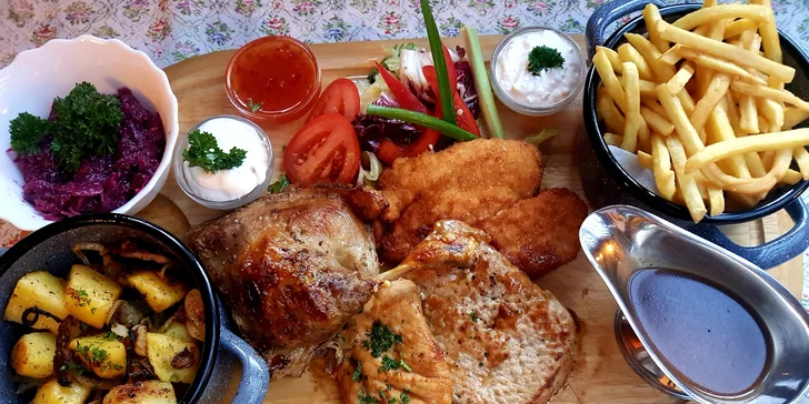 Masové prkénko pro 2–3 osoby: kachna, steak i řízek s přílohami