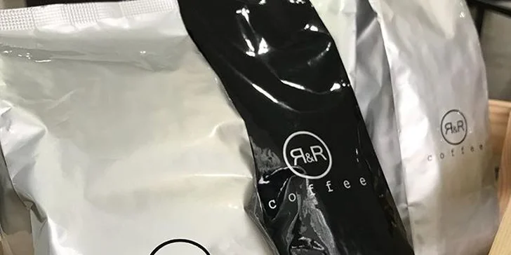 Dva 250g balíčky čerstvě pražené kávy dle výběru z R&R Coffee