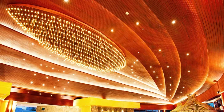 Sentido Graceland Khao Lak Resort & Spa se nachází blízko národního parku Lam Ru, zhruba 80 minut jízdy od mezinárodního letiště Phuket.