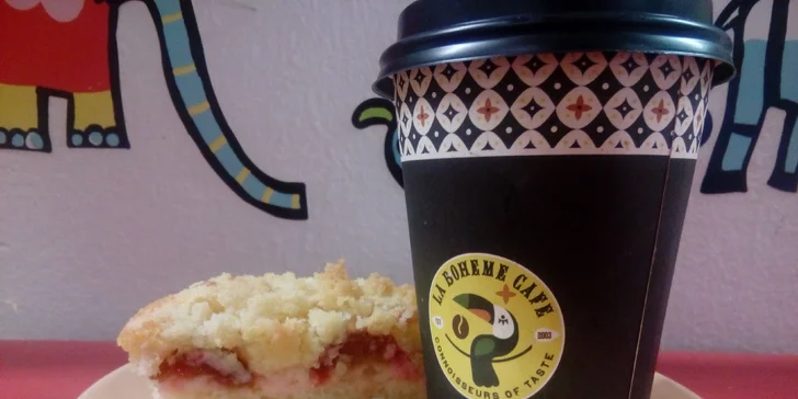 Chvilka pohody: Růžový flat white a švestkový koláč s sebou