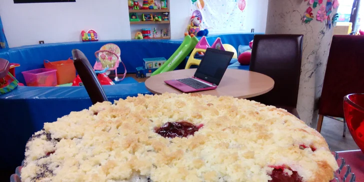 Chvilka pohody: Růžový flat white a švestkový koláč s sebou