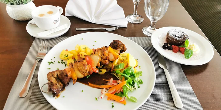 Tříchodové menu v Prachovských skalách pro 2 osoby: paštika, špíz a čokoládový fondán