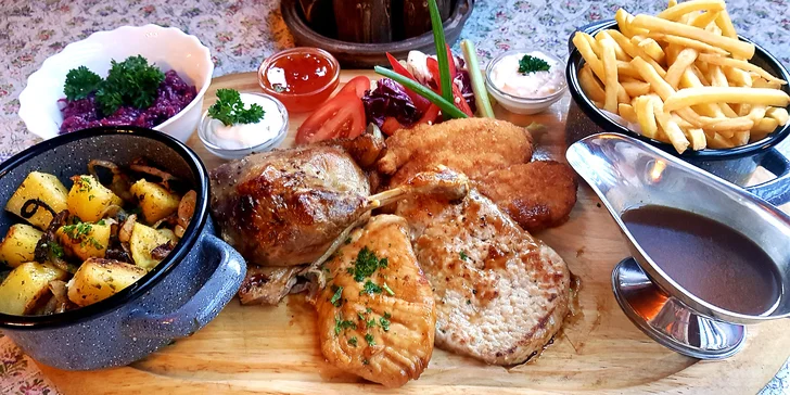 Masové prkénko pro 2–3 osoby: kachna, steak i řízek s přílohami