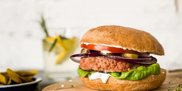 Krůtí burger sous-vide s celozrnnou bulkou a pažitkovým dipem.