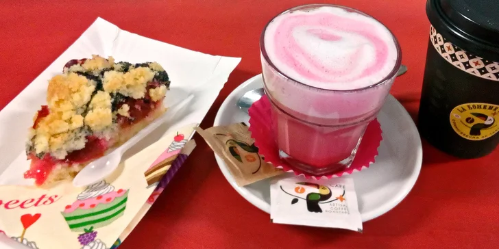 Chvilka pohody: Růžový flat white a švestkový koláč s sebou