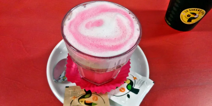 Chvilka pohody: Růžový flat white a švestkový koláč s sebou