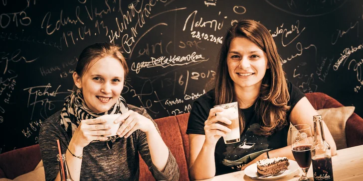 Dvě lahodné kávy dle vašeho výběru s mlékem v District 5