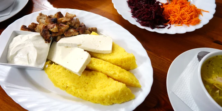 Speciální ukrajinské menu pro dva: polévka, hlavní chod, salát i dezert