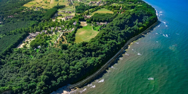 Oblíbený Rosevia Resort & Spa je situován na malebném pobřeží s písčitou pláží, kterou obklopuje stoletý hustý les. 