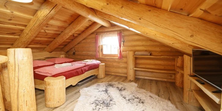 V útulnej zrubovej chate sa pohodlne ubytujú 2 až 3 osoby.