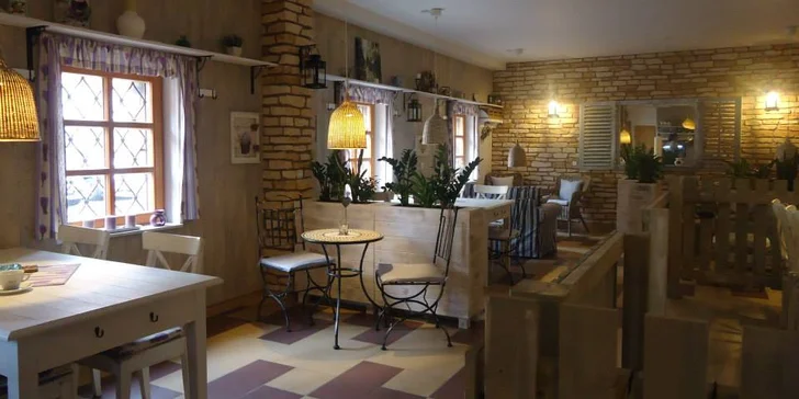 Jako na jihu Francie: káva dle výběru v kavárně ve stylu Provence