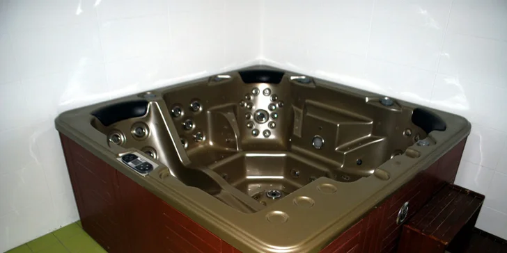 Báječný relax pro 1 i 2 osoby: vířivka či sauna, hydrojet a oxygenoterapie