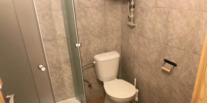 Samostatnou koupelnu a WC najdete u každého pokoje.