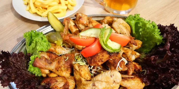 1 kg pečených kuřecích paliček a křidélek i s hranolky a omáčkou