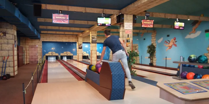 Zábava pro partu až 8 osob: bowling, kola pizzy i palba na laserové střelnici